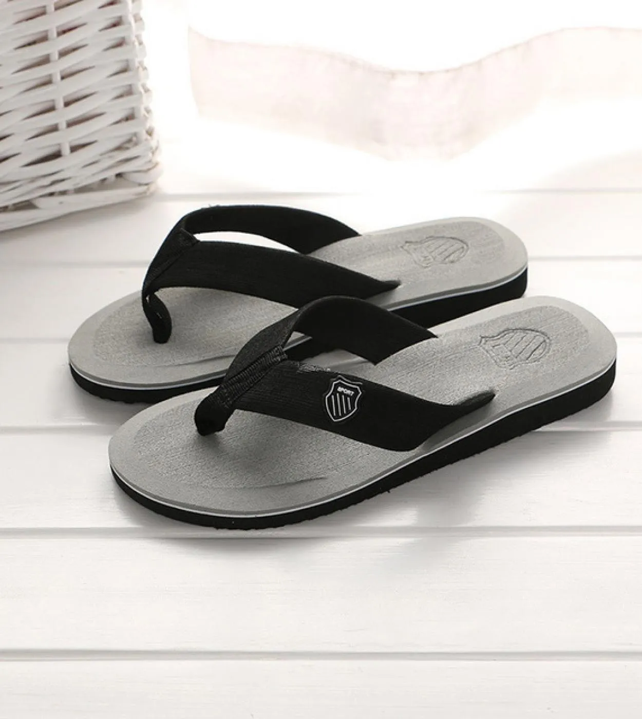 Infradito estivo da uomo Sandali da spiaggia Scarpe basse casual antiscivolo Pantofole di alta qualità Zapatos Chanclas De Hombr